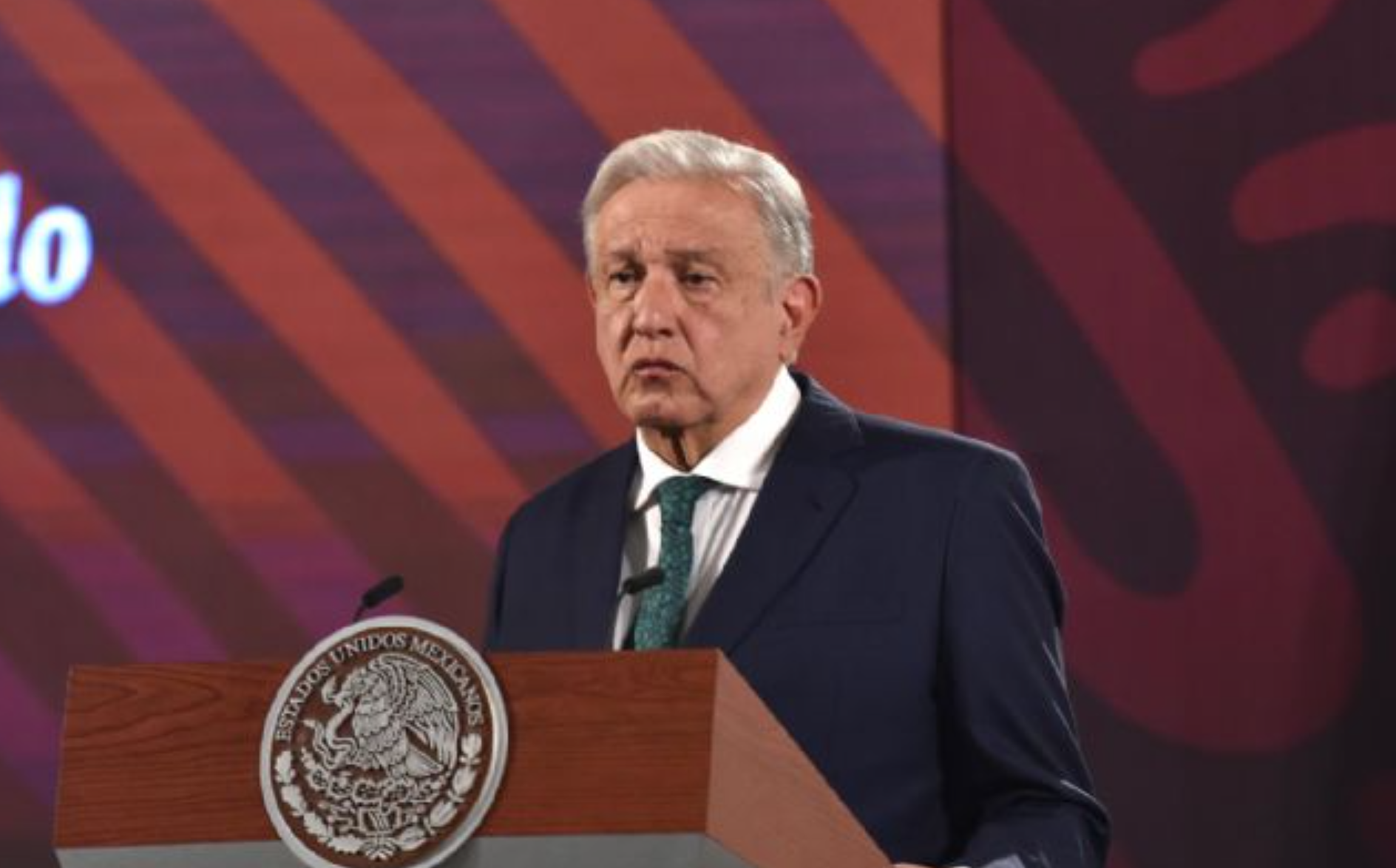 López Obrador presume reducción de pobreza laboral